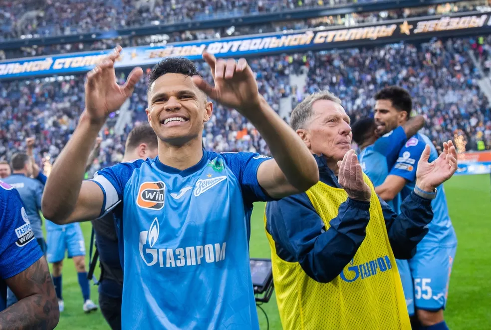 Douglas Santos renova com o Zenit até 2026